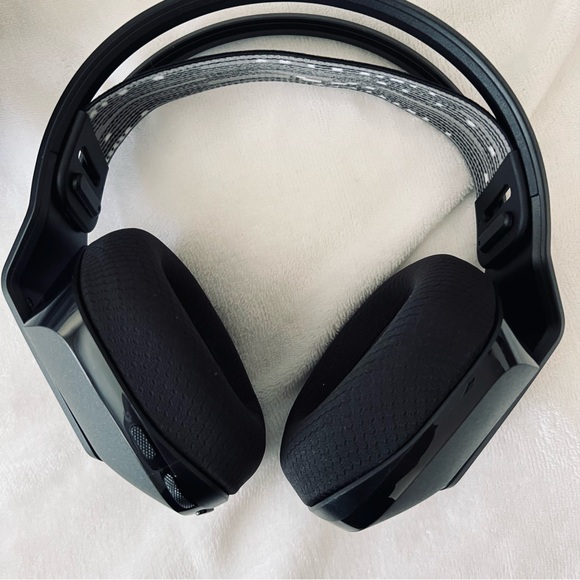 Logitech G733 Wireless Gaming Headset w Suspension Headband, Lightsync RGB w Mic - Picture 6 of 10